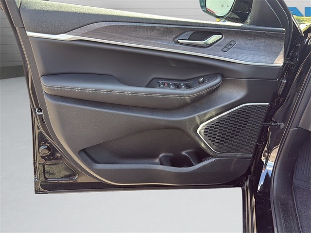 Jeep Grand Cherokee L Vehicle Full-screen Gallery Image 11