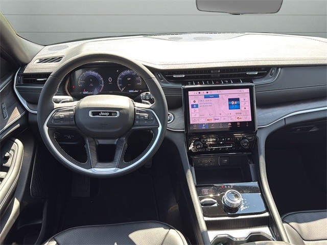 Jeep Grand Cherokee L Vehicle Full-screen Gallery Image 12