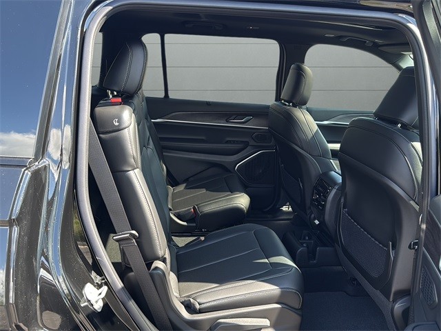 Jeep Grand Cherokee L Vehicle Full-screen Gallery Image 14