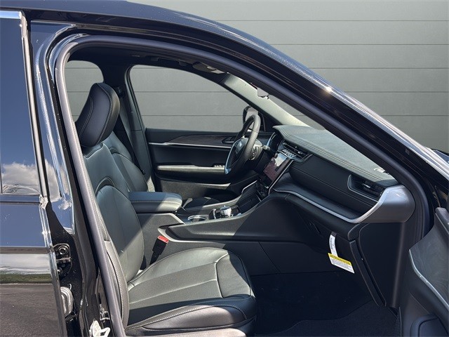 Jeep Grand Cherokee L Vehicle Full-screen Gallery Image 15