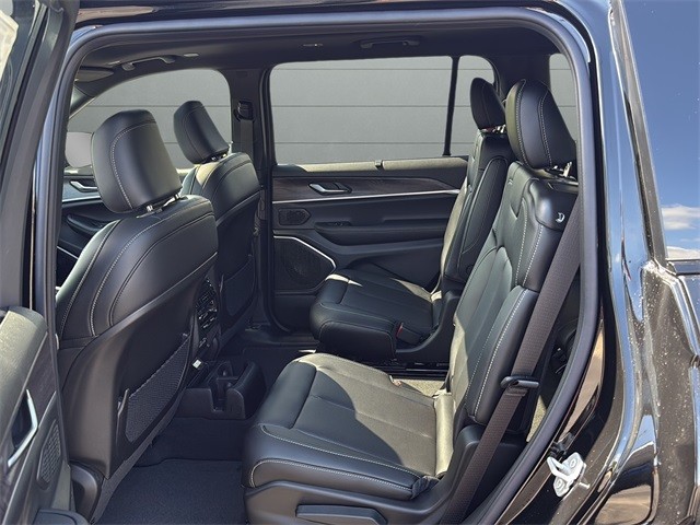 Jeep Grand Cherokee L Vehicle Full-screen Gallery Image 17