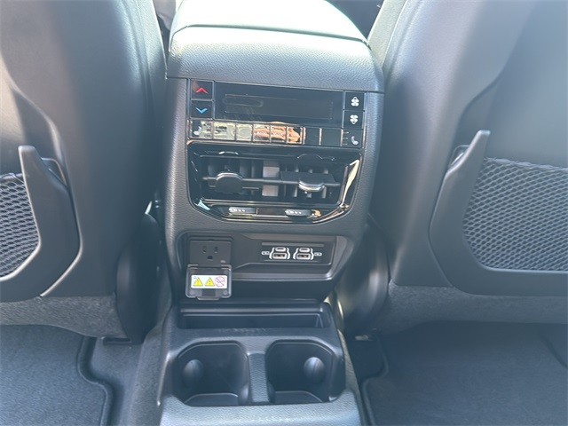 Jeep Grand Cherokee L Vehicle Full-screen Gallery Image 18