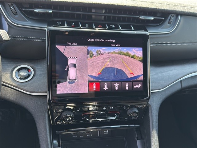 Jeep Grand Cherokee L Vehicle Full-screen Gallery Image 22