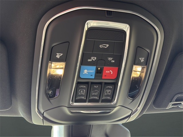 Jeep Grand Cherokee L Vehicle Full-screen Gallery Image 23