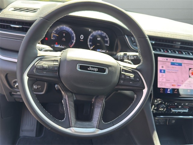 Jeep Grand Cherokee L Vehicle Full-screen Gallery Image 26