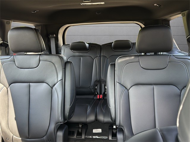 Jeep Grand Cherokee L Vehicle Full-screen Gallery Image 27