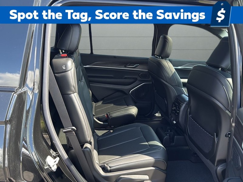 Jeep Grand Cherokee L Vehicle Full-screen Gallery Image 14