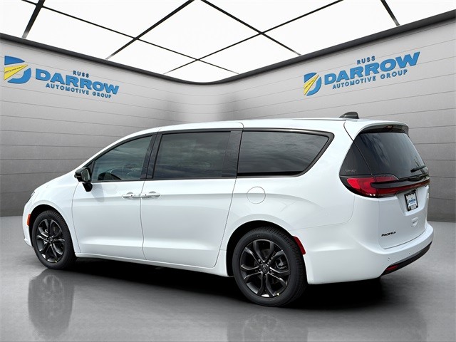 Chrysler Pacifica Vehicle Full-screen Gallery Image 3