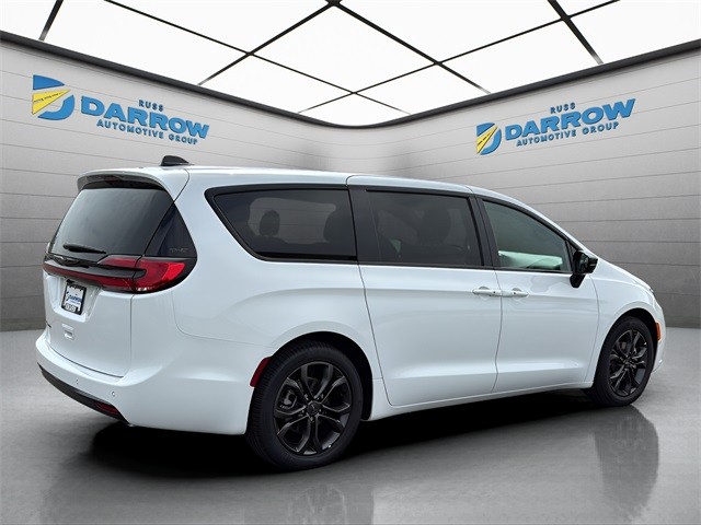 Chrysler Pacifica Vehicle Full-screen Gallery Image 5