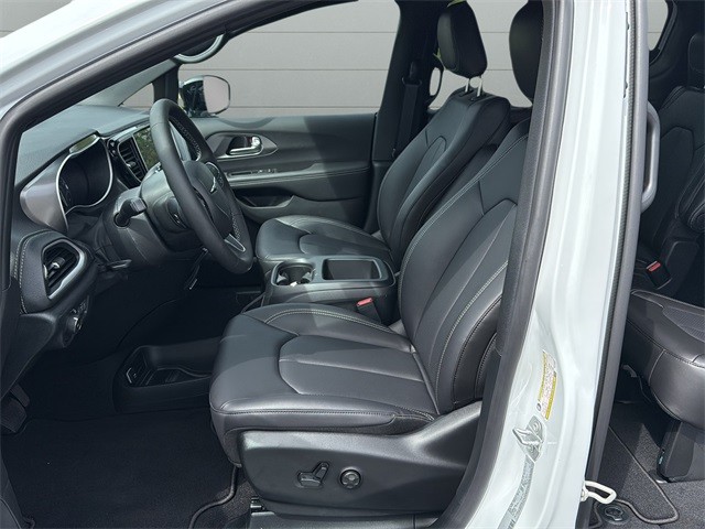 Chrysler Pacifica Vehicle Full-screen Gallery Image 10