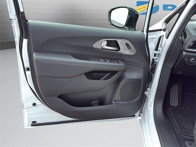 Chrysler Pacifica Vehicle Full-screen Gallery Image 11