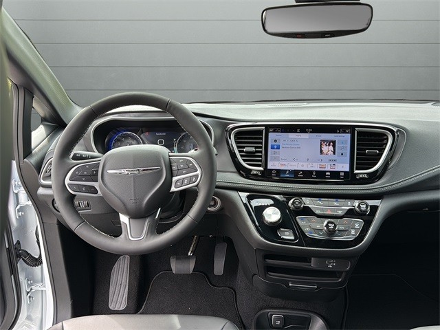 Chrysler Pacifica Vehicle Full-screen Gallery Image 12