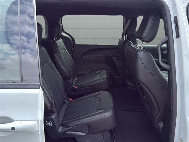 Chrysler Pacifica Vehicle Full-screen Gallery Image 14