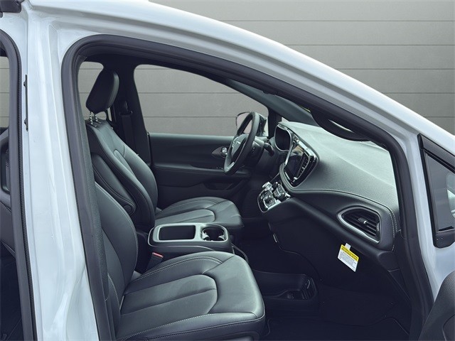 Chrysler Pacifica Vehicle Full-screen Gallery Image 15