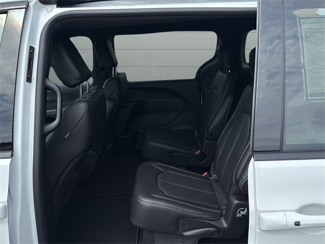 Chrysler Pacifica Vehicle Full-screen Gallery Image 16