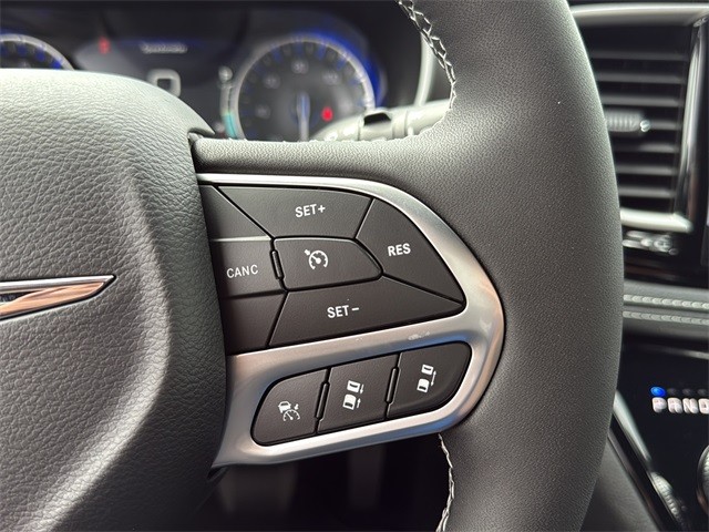 Chrysler Pacifica Vehicle Full-screen Gallery Image 17