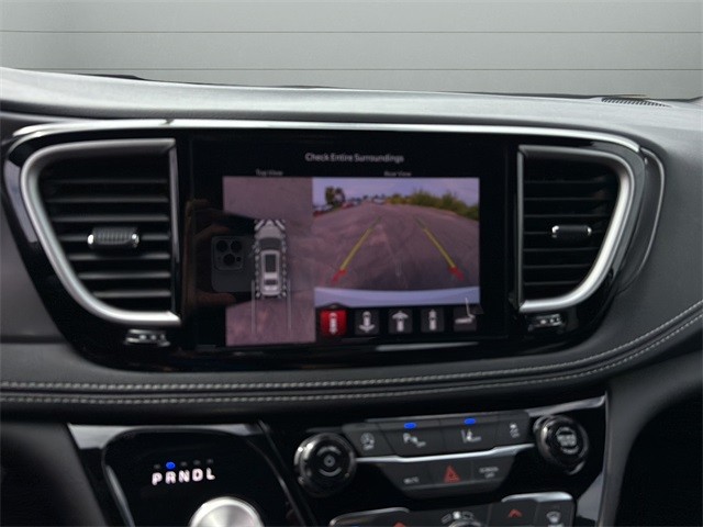 Chrysler Pacifica Vehicle Full-screen Gallery Image 20