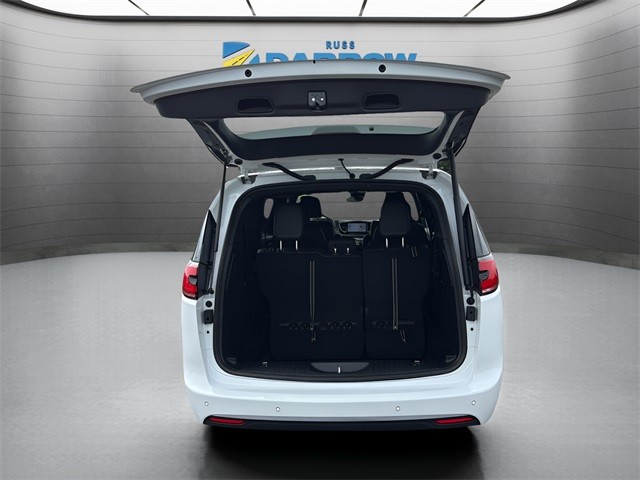 Chrysler Pacifica Vehicle Full-screen Gallery Image 23