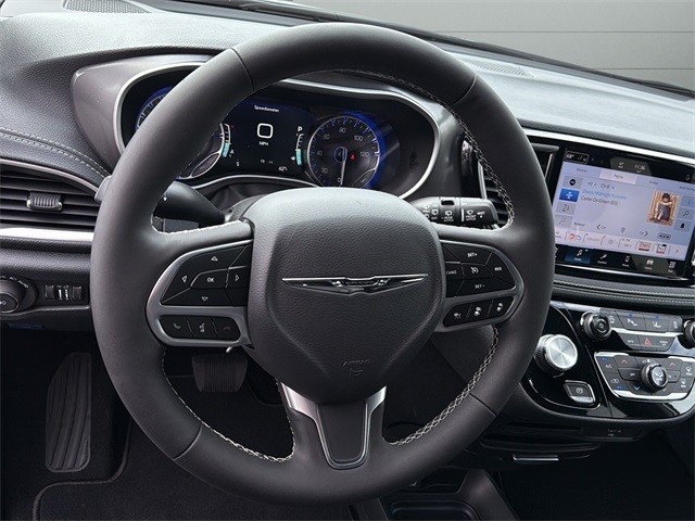 Chrysler Pacifica Vehicle Full-screen Gallery Image 24