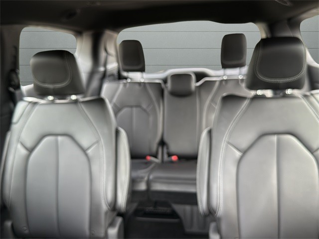 Chrysler Pacifica Vehicle Full-screen Gallery Image 25