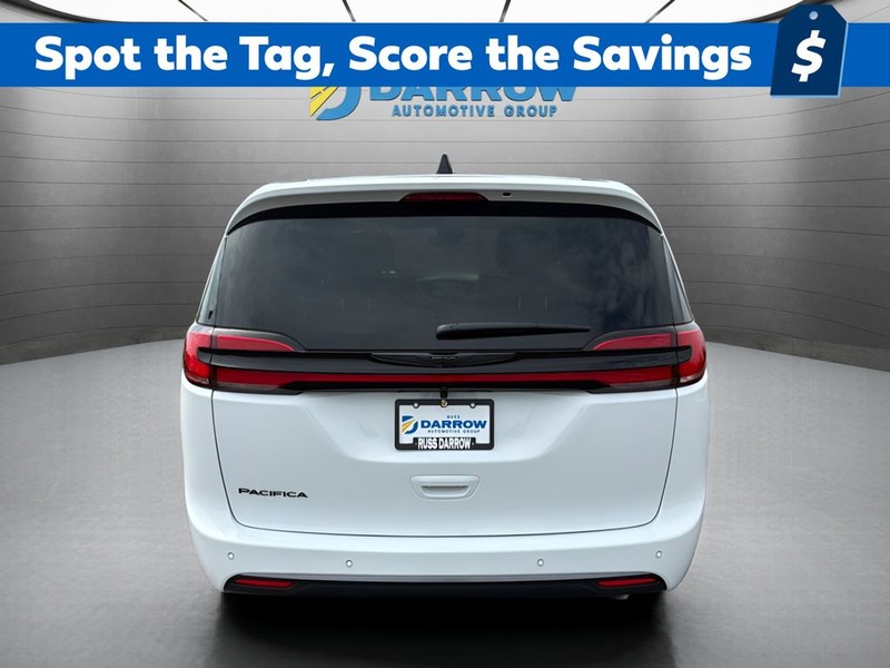 Chrysler Pacifica Vehicle Full-screen Gallery Image 4