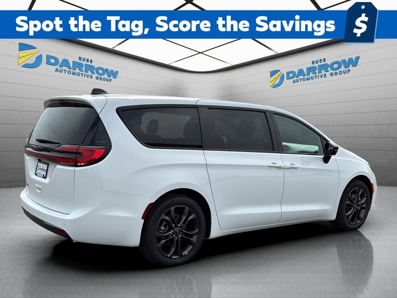 Chrysler Pacifica Vehicle Full-screen Gallery Image 5