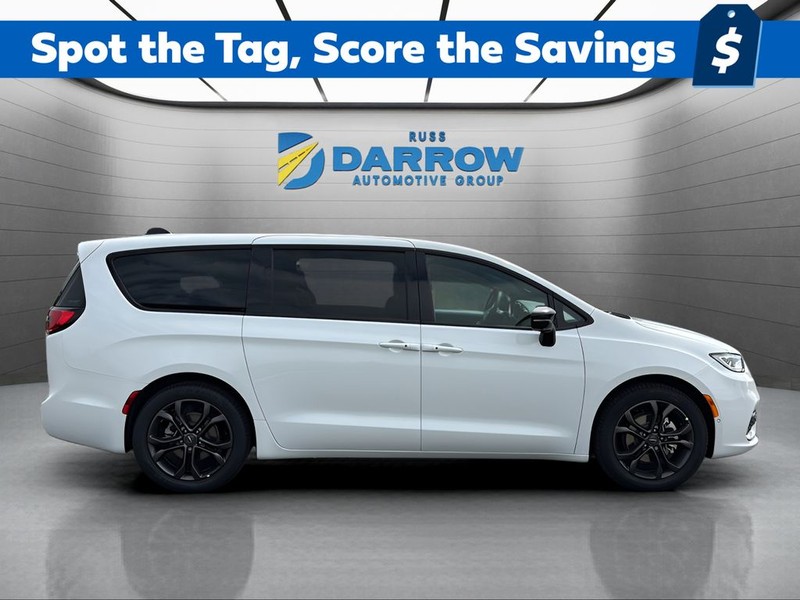 Chrysler Pacifica Vehicle Full-screen Gallery Image 6