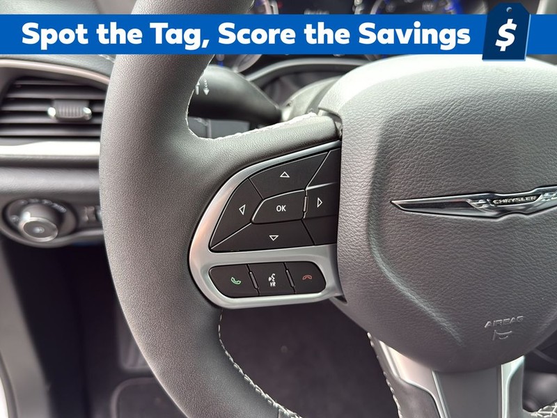 Chrysler Pacifica Vehicle Full-screen Gallery Image 9