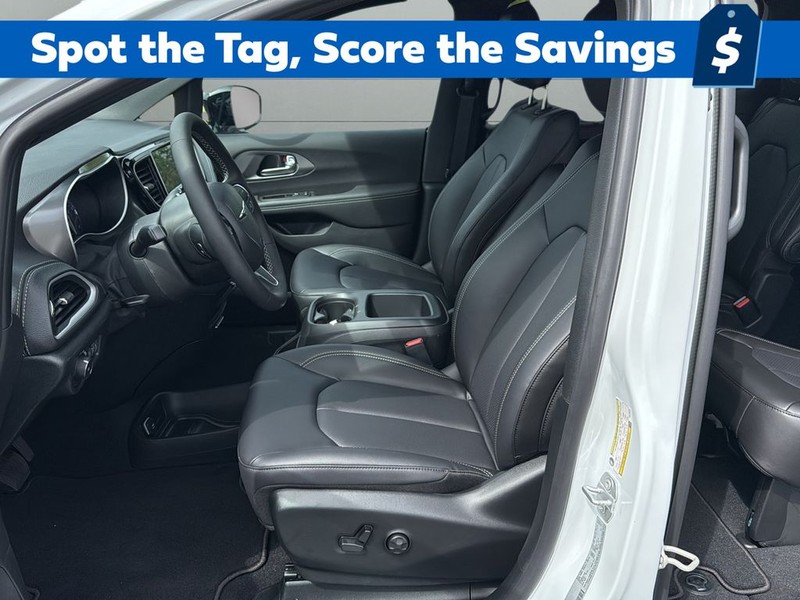 Chrysler Pacifica Vehicle Full-screen Gallery Image 10