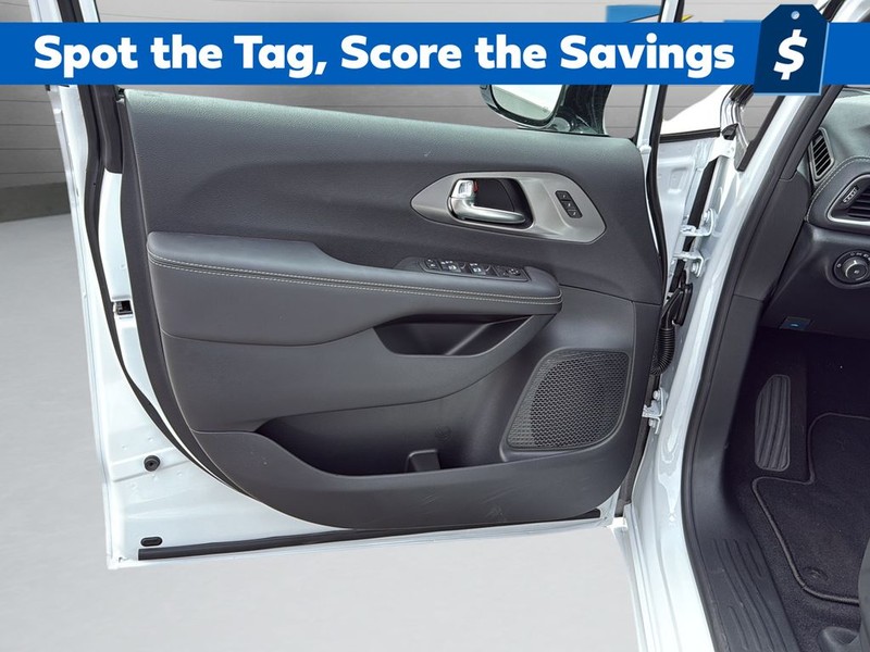 Chrysler Pacifica Vehicle Full-screen Gallery Image 11