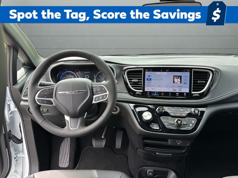 Chrysler Pacifica Vehicle Full-screen Gallery Image 12