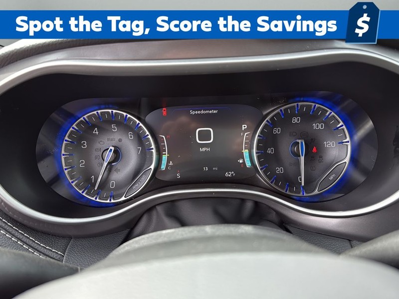 Chrysler Pacifica Vehicle Full-screen Gallery Image 13