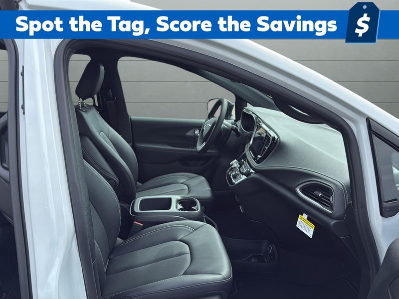 Chrysler Pacifica Vehicle Full-screen Gallery Image 15