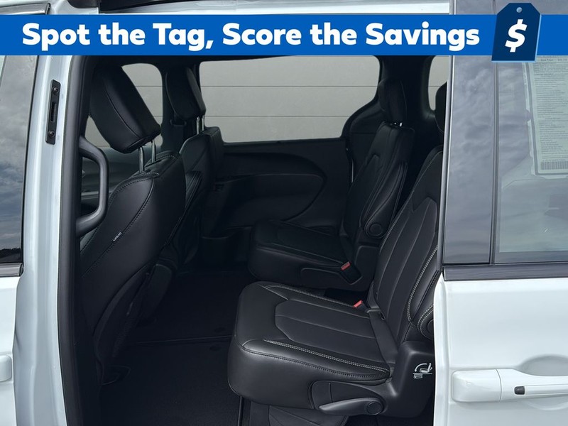 Chrysler Pacifica Vehicle Full-screen Gallery Image 16