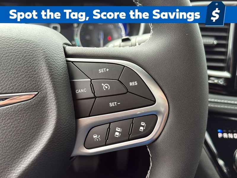 Chrysler Pacifica Vehicle Full-screen Gallery Image 17