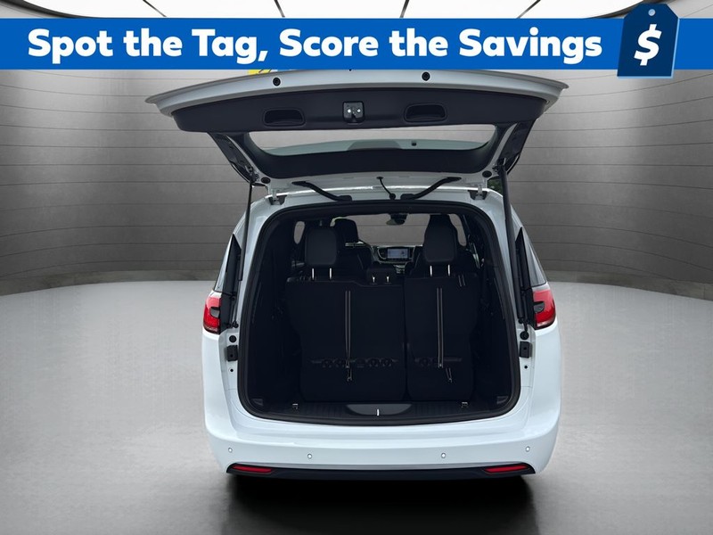 Chrysler Pacifica Vehicle Full-screen Gallery Image 23