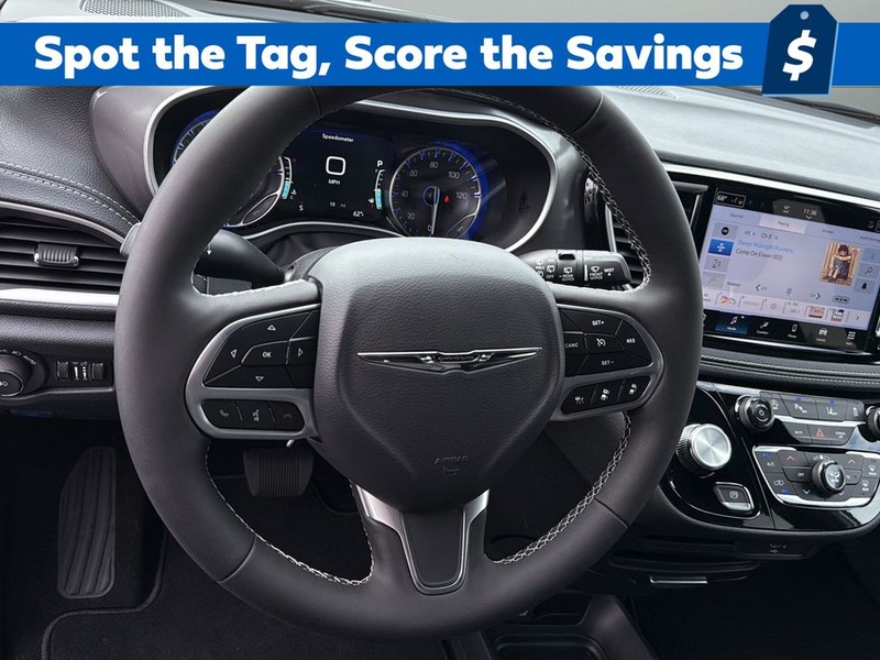 Chrysler Pacifica Vehicle Full-screen Gallery Image 24