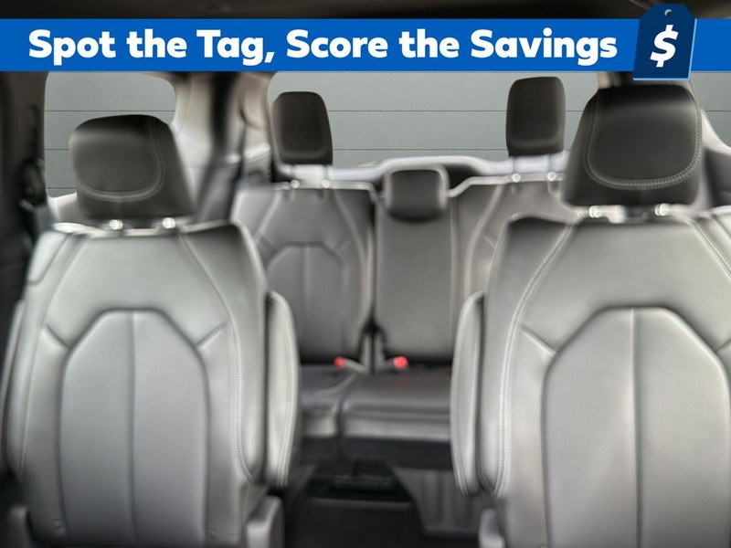 Chrysler Pacifica Vehicle Full-screen Gallery Image 25