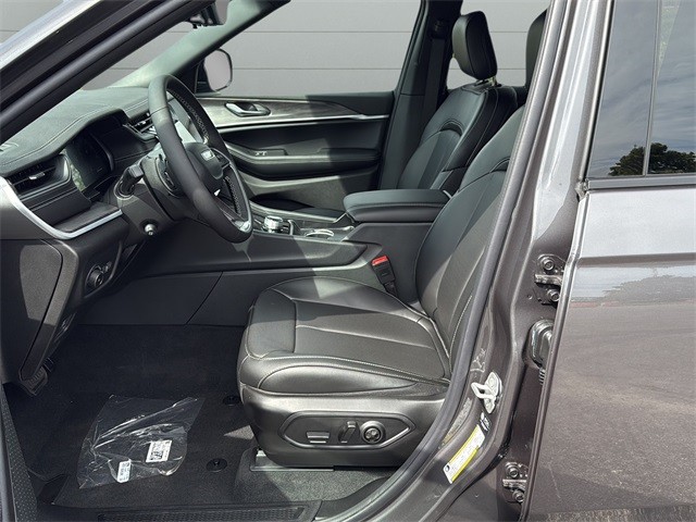 Jeep Grand Cherokee L Vehicle Full-screen Gallery Image 10