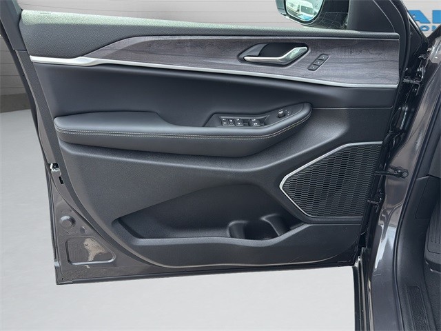 Jeep Grand Cherokee L Vehicle Full-screen Gallery Image 11