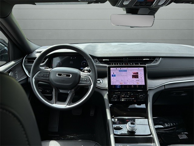 Jeep Grand Cherokee L Vehicle Full-screen Gallery Image 12