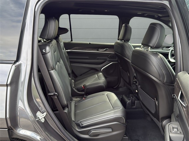 Jeep Grand Cherokee L Vehicle Full-screen Gallery Image 14