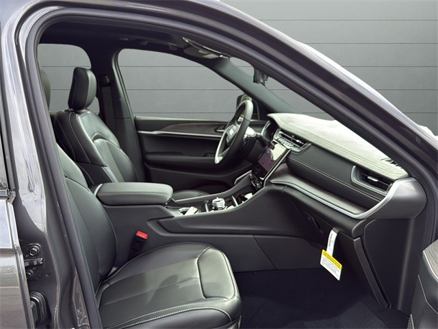 Jeep Grand Cherokee L Vehicle Full-screen Gallery Image 15