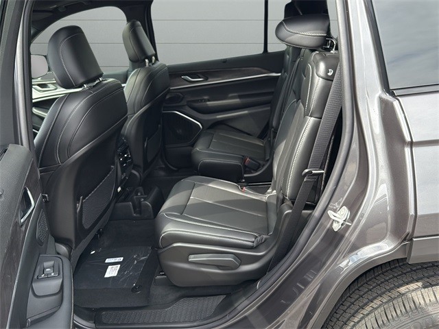 Jeep Grand Cherokee L Vehicle Full-screen Gallery Image 17