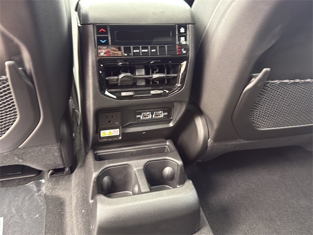 Jeep Grand Cherokee L Vehicle Full-screen Gallery Image 18