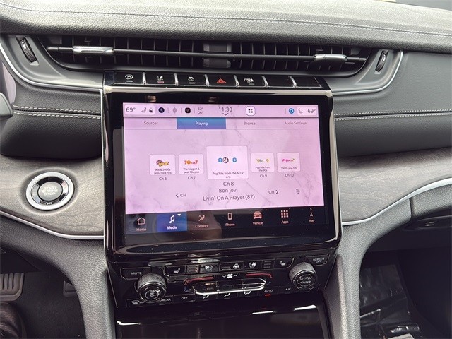 Jeep Grand Cherokee L Vehicle Full-screen Gallery Image 21