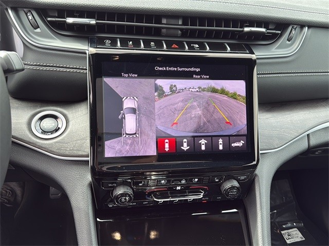 Jeep Grand Cherokee L Vehicle Full-screen Gallery Image 22