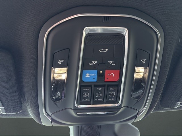 Jeep Grand Cherokee L Vehicle Full-screen Gallery Image 23