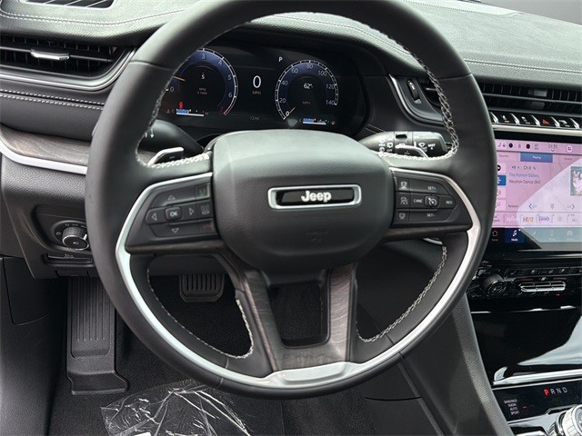 Jeep Grand Cherokee L Vehicle Full-screen Gallery Image 26