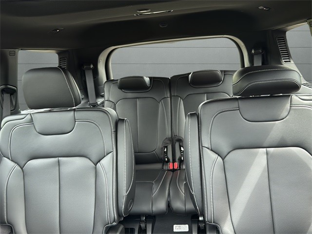 Jeep Grand Cherokee L Vehicle Full-screen Gallery Image 27